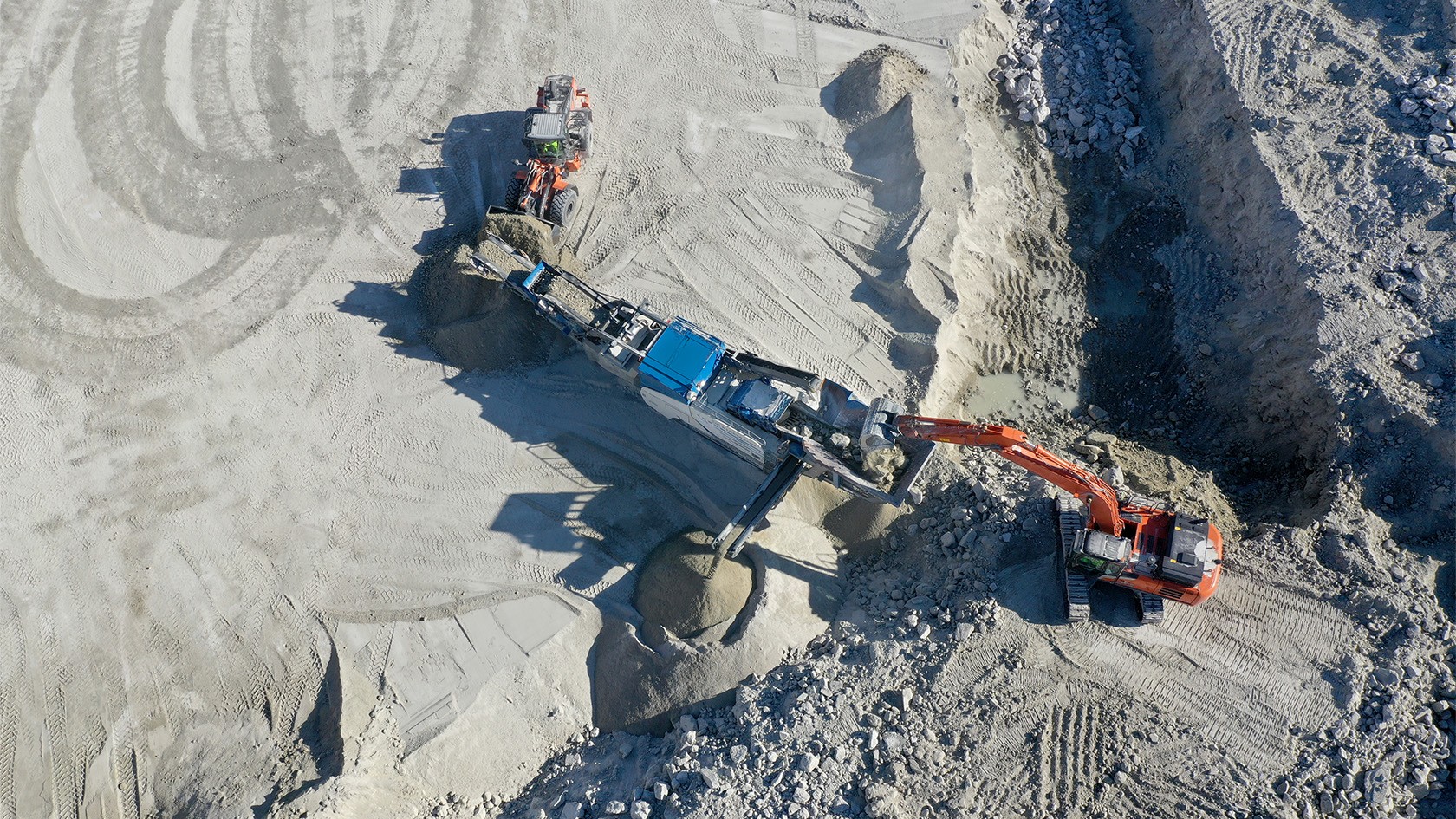 Kleemann plant in the sun-drenched quarry.