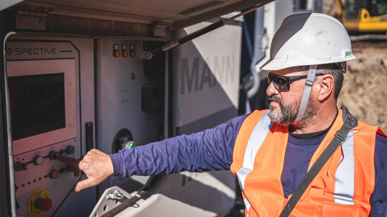 Quarry employee Jean Cleber Dall’Alba operates the Kleemann plant via the SPECTIVE operator panel.
