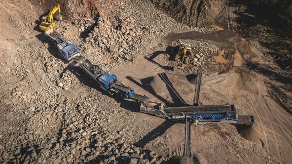 Aerial view of plant train, comprising two crushers and one screening plant.