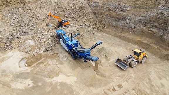 La MR 130 PRO produce en un solo paso de trabajo tres granulometrías. Vista aérea.