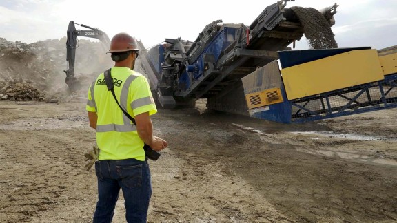 In the sunshine state of California, the MOBIREX MR 130 Zi EVO2 mobile impact crusher is processing recycled material at RAMCO.