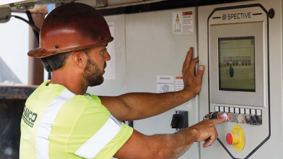 Kleemann impact crusher MR 130 Zi EVO2 working in California with SPECTIVE