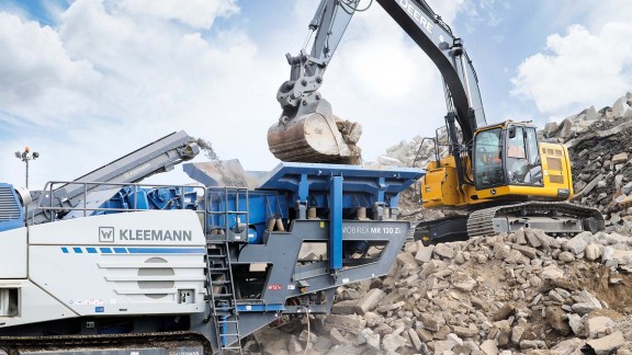 In the sunshine state of California, the MOBIREX MR 130 Zi EVO2 mobile impact crusher is processing recycled material at RAMCO.