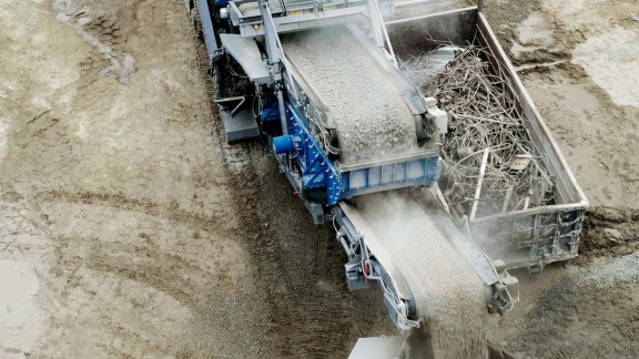 In the sunshine state of California, the MOBIREX MR 130 Zi EVO2 mobile impact crusher is processing recycled material at RAMCO.