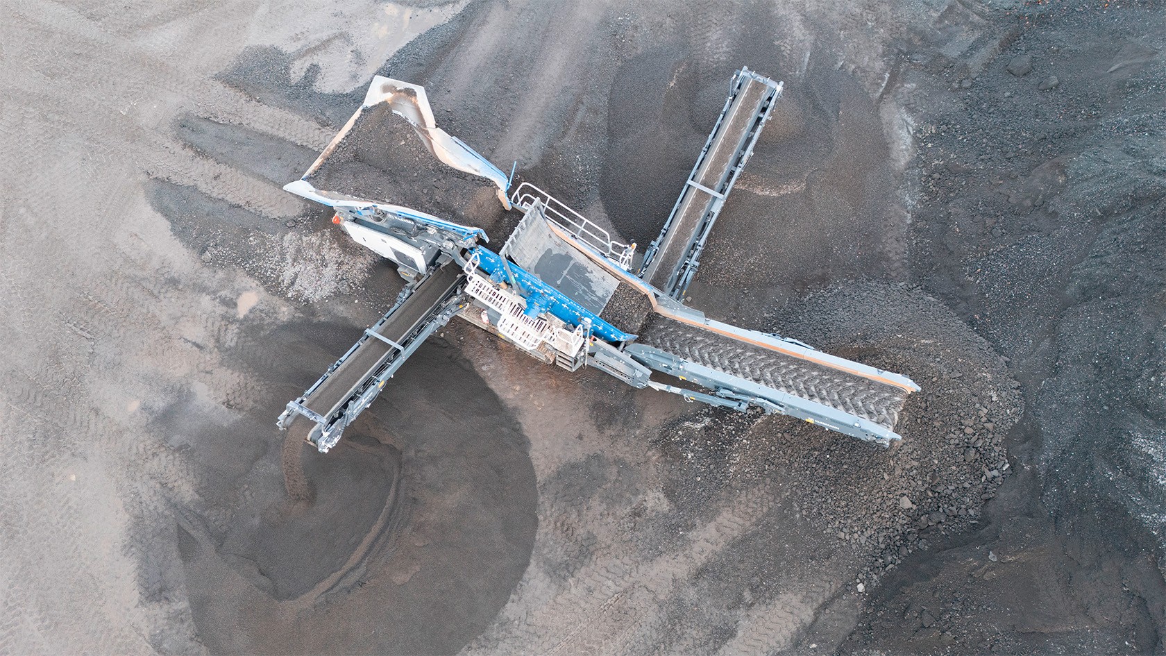 Vista dell’impianto di vagliatura mobile in funzione.