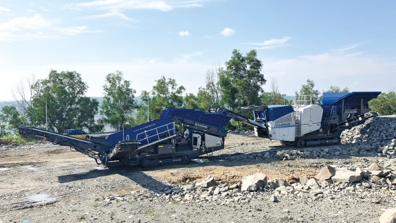 A plant train consisting of MOBICAT MC 120 PRO and MOBISCREEN MSS 802 EVO