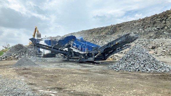 A plant train consisting of MOBICAT MC 120 PRO and MOBISCREEN MSS 802 EVO