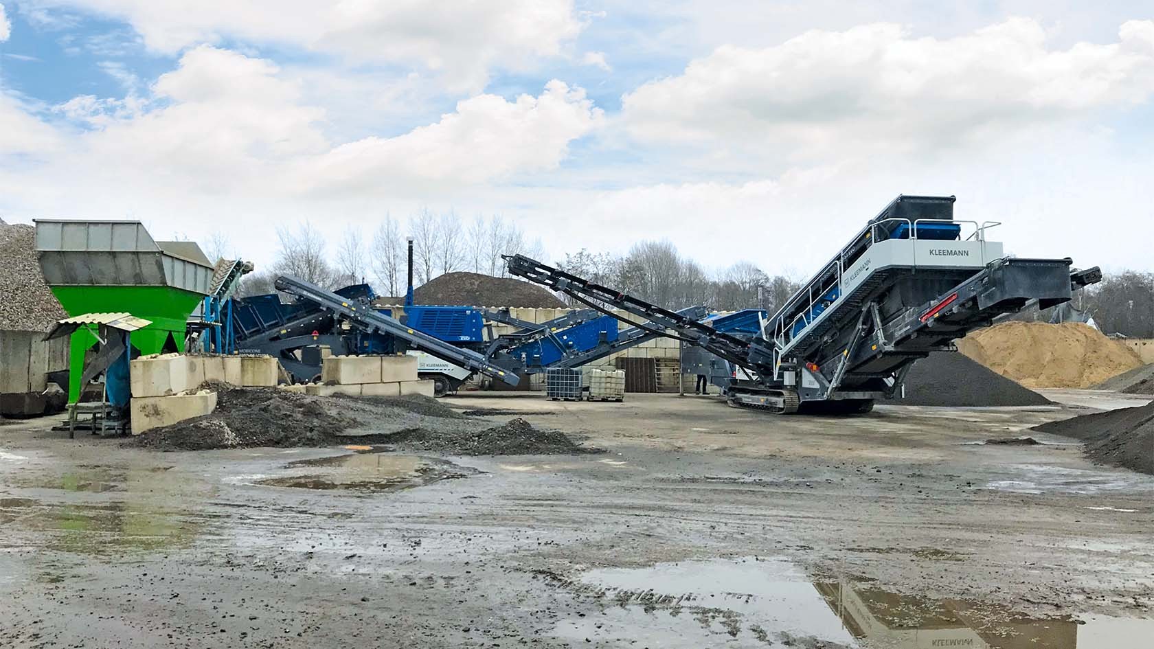 Erdtrans invested in the new Kleemann cone crusher MOBICONE MCO 90i EVO2 for recycling and processing of railroad ballast for German Railways.
