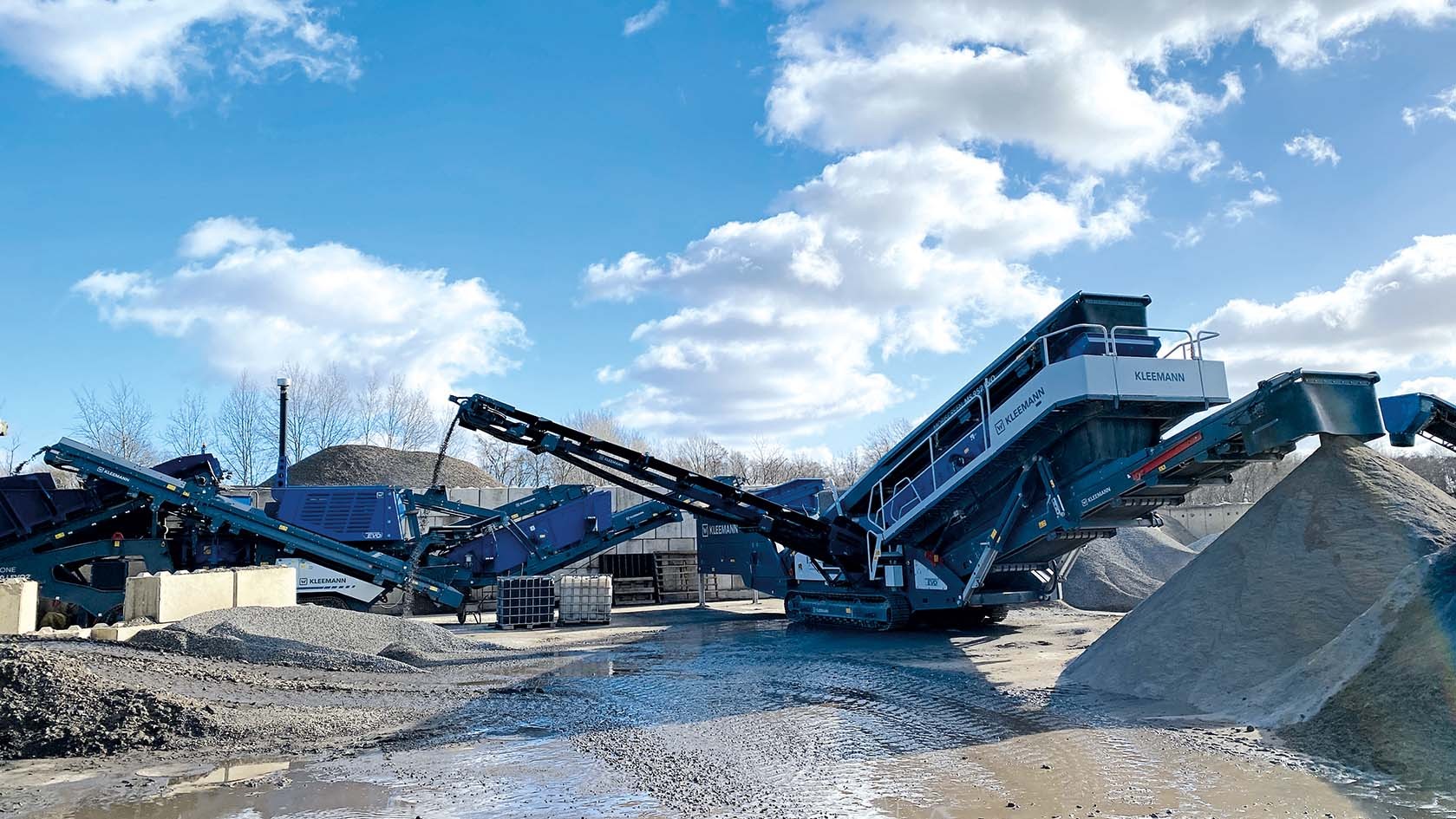 Erdtrans invested in the new Kleemann cone crusher MOBICONE MCO 90i EVO2 for recycling and processing of railroad ballast for German Railways.