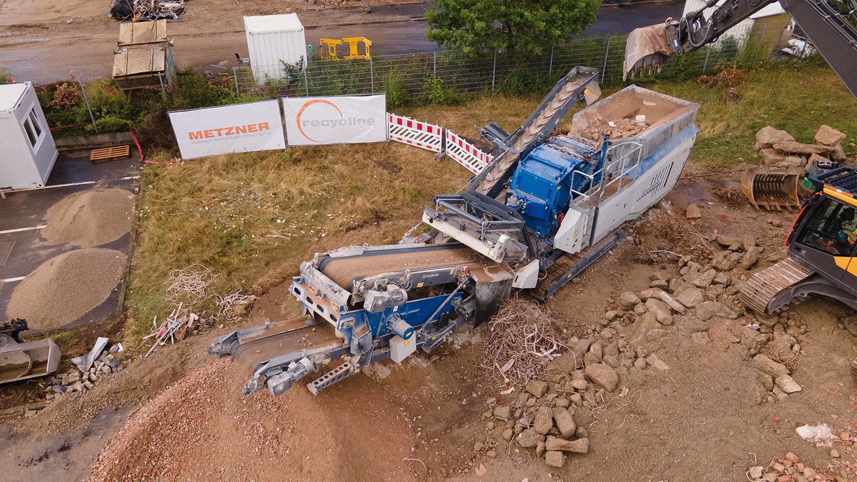 Vista aérea de una trituradora de impacto eléctrica en una obra de demolición en el centro de la ciudad.