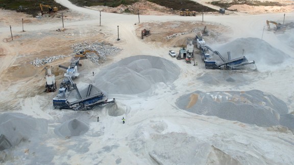 Aerial view of a quarry with the classifying screening plants from Kleemann. The different rock piles indicate that sorting is carried out here according to final grain size.