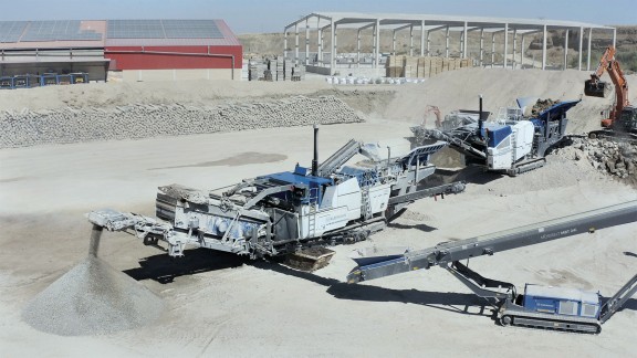 Two Kleemann plants are connected in series and process demolition material.