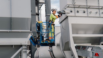 Trainee on lifting platform at the CORE.