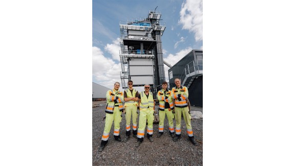 Group portrait of the trainees, with an assembly supervisor in the centre.