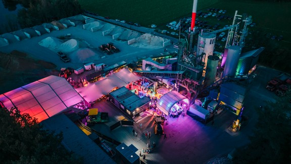 Grand opening celebrations in front of the Benninghoven plant