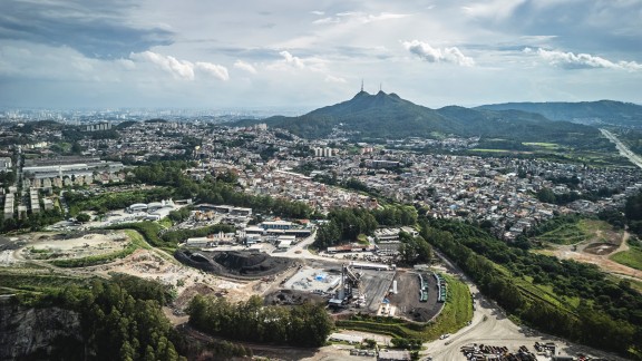 Bird's eye view of the RPP 4000 HG and the quarry. Urban settlement in the background, green hills