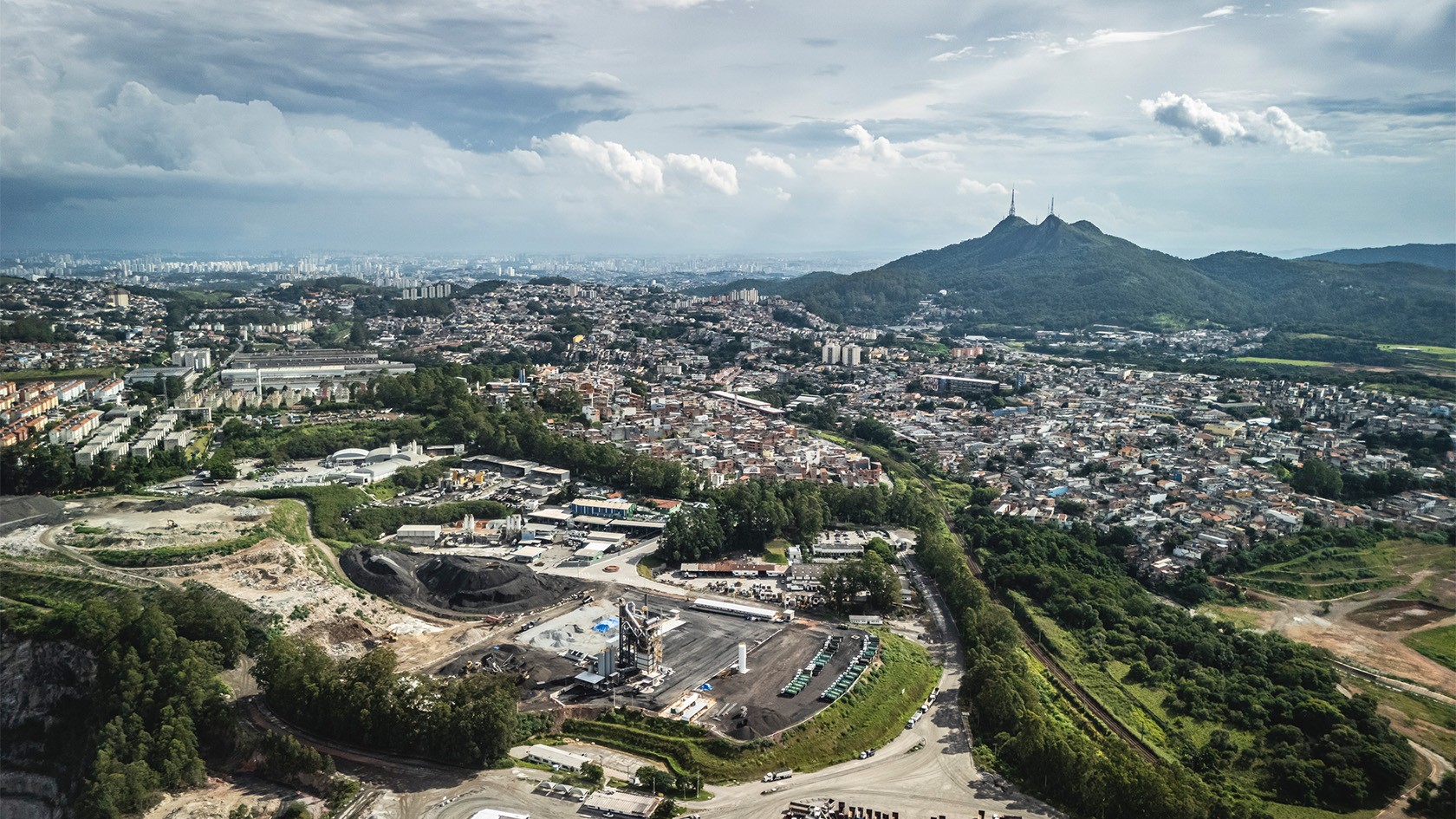 Aerial view of the RPP 4000 HG next to a quarry, with residential areas and hills in the background