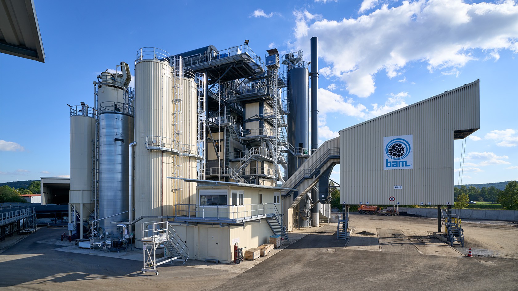 Side view of the RPP 3000 Plus, blue sky