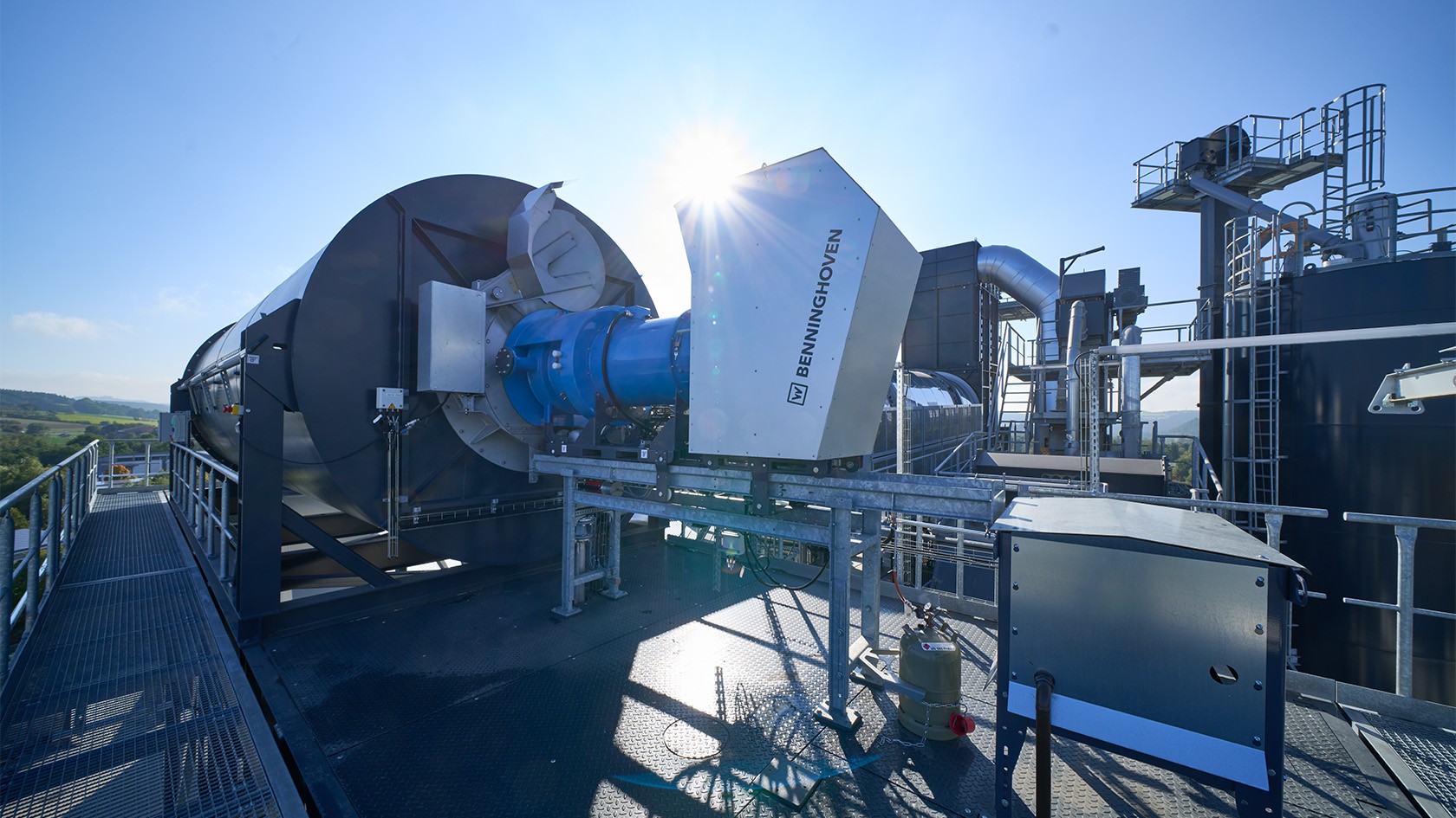 Hot gas generator with RAP burner