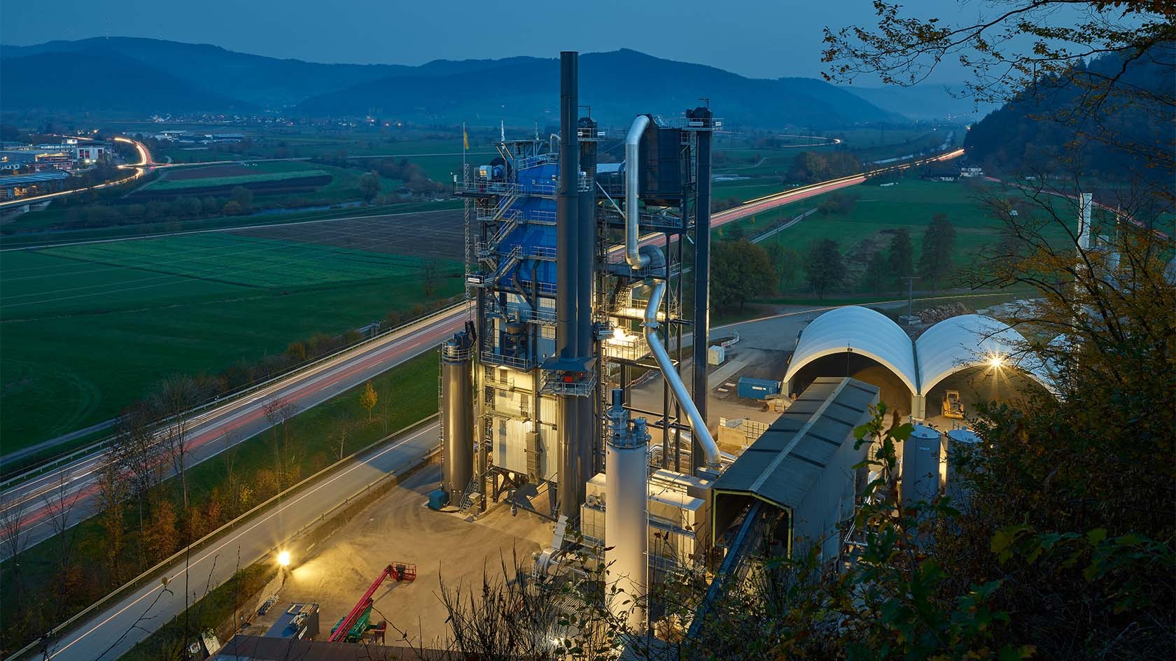 Em ação na Knäble GmbH, a usina de asfalto RPP 4000 da Benninghoven cumpre o objetivo de reciclagem máxima com emissões reduzidas.
