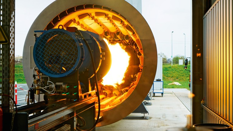 Environmentally friendly asphalt production with energy from biomass