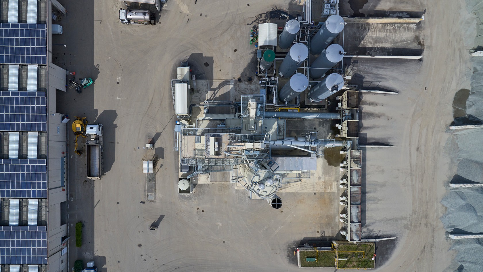 Bird’s-eye view of the asphalt mixing plant