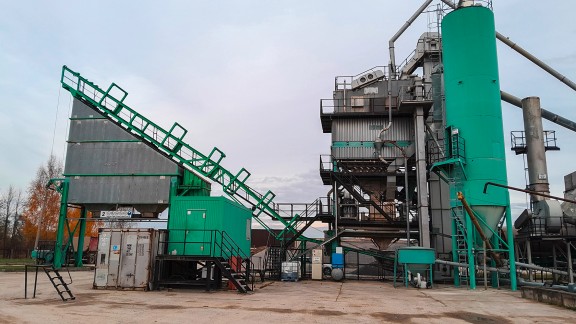 Asphaltmischanlage vor bewölktem Himmel.