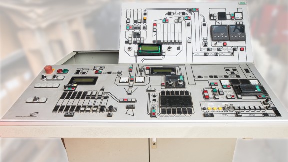 Altes Steuerpult mit vielen Knöpfen.