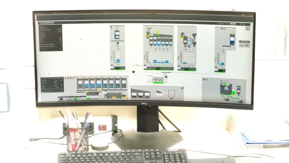 Großer Bildschirm, auf dem Funktionen der BLS 4-Steuerung abgebildet sind.