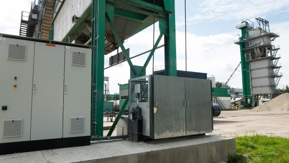 Zwei Asphaltmischanlagen.