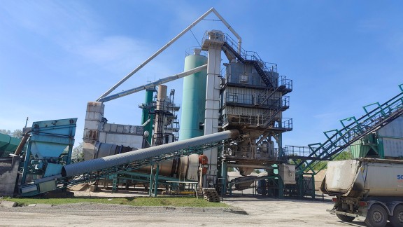 Asphaltmischanlage im Sonnenschein.