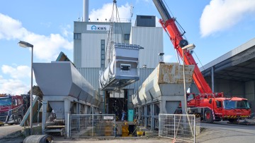 Con ayuda de una grúa se coloca el tambor de secado.