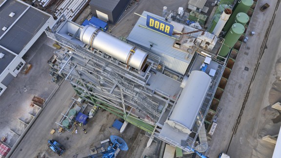 Bird’s eye view of the hot gas generator and recycling drum, already positioned on the plant.