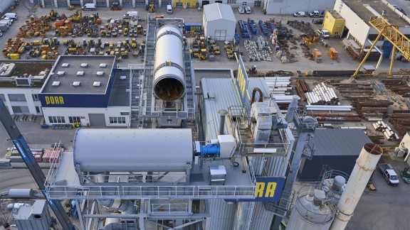 View of the hot gas generator with the EVO Jet burner; recycling drum positioned at a right angle next to it.