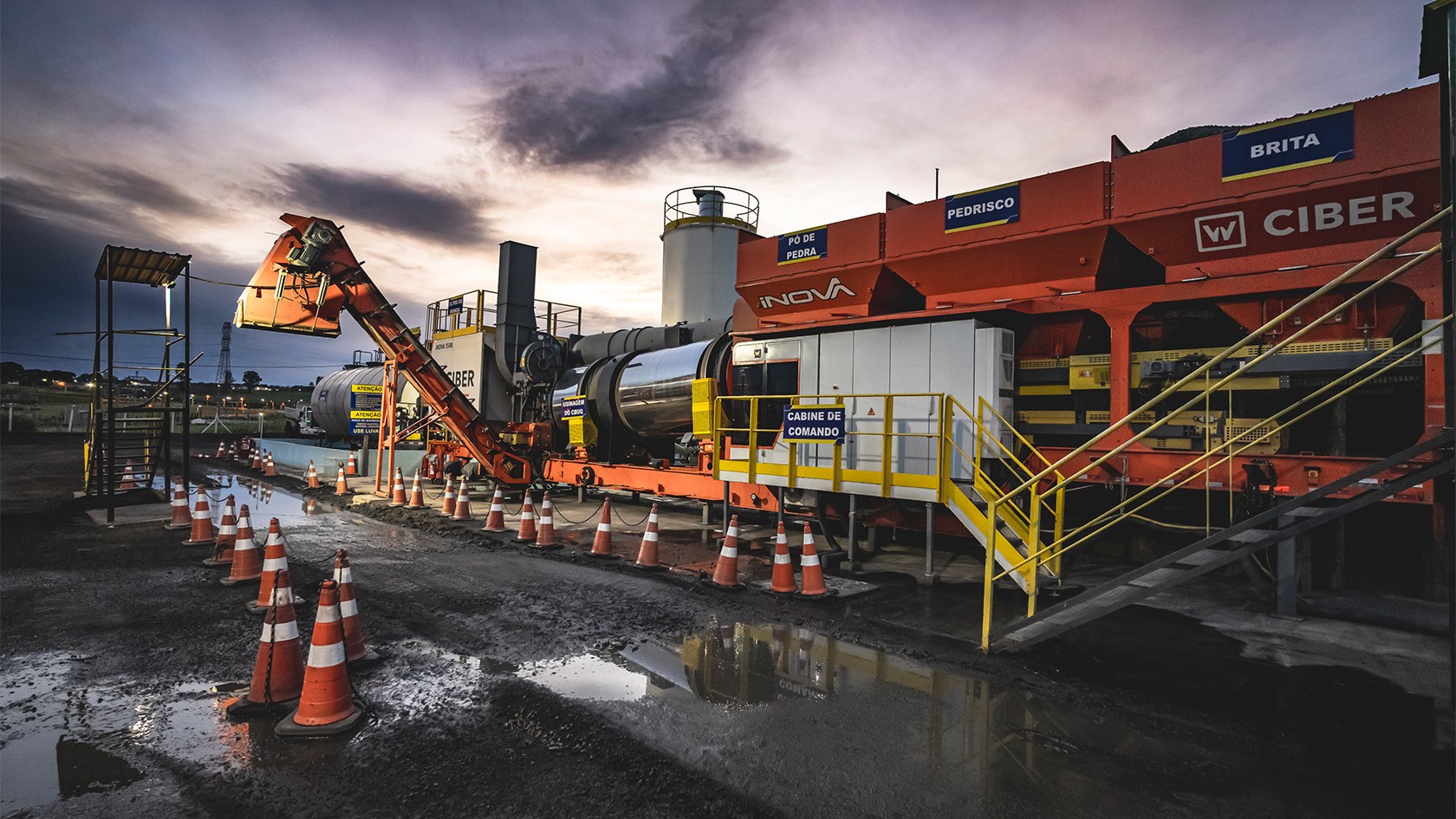 Centrale d’enrobage devant le soleil couchant