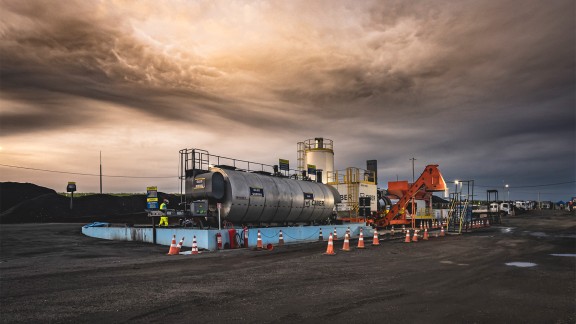 La centrale d’enrobage Ciber dans la lumière diffuse d’un coucher de soleil.