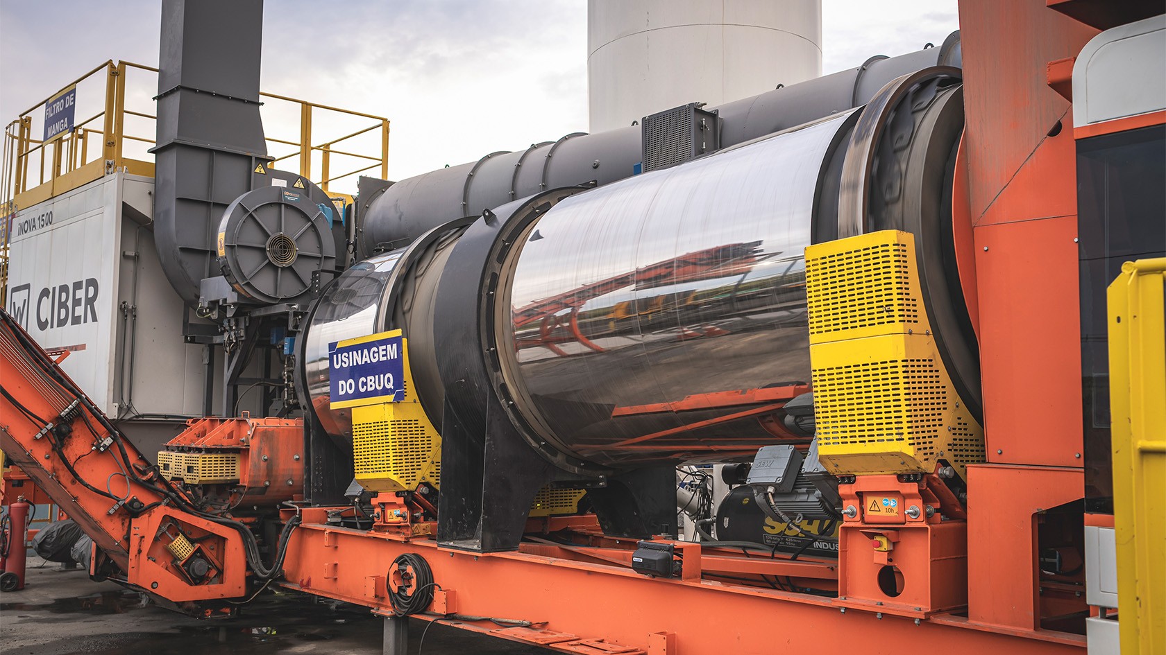 Le tambour malaxeur de la centrale d’enrobage.